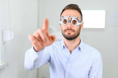Göz hastalıkları kavramı. Erkek hasta göz görme muayene görme Oftamolojik düzeltme Kliniği altında.