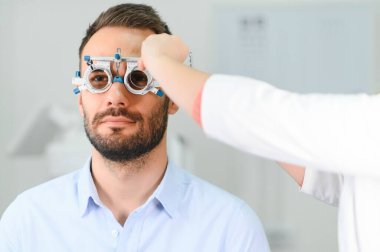 Göz hastalıkları kavramı. Erkek hasta göz görme muayene görme Oftamolojik düzeltme Kliniği altında.