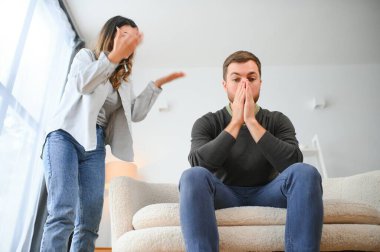Aile çatışması, kavga, yanlış anlaşılma. Kadın umutsuzca kocasına bağırıyor, ağlıyor..