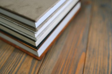 Photobooks üst üste yığılmış. Fotoğraflardan kitap ve albüm yapma fikri. Profesyonel fotoğrafçı ve matbaa hizmetleri.