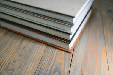 Photobooks üst üste yığılmış. Fotoğraflardan kitap ve albüm yapma fikri. Profesyonel fotoğrafçı ve matbaa hizmetleri.