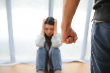 Kızgın koca karısını dövüyor, aile içi şiddet uyguluyor..