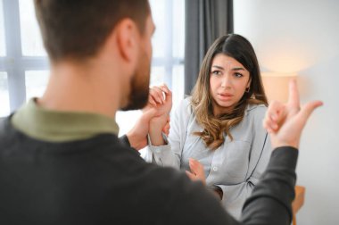 sarhoş ve saldırgan erkek kız bağırıyor.