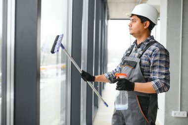 Ofiste erkek hademe temizlik penceresi.