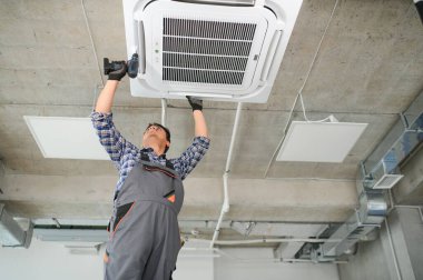 uzman temizler ve duvar Klima tamir.