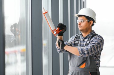 Plastik pencereleri kuran ya da ayarlayan işçi.