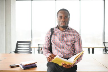 Siyahi öğrenci üniversite sınıfında ve bir şeyler düşünüyor..