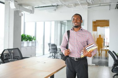 Sınıfta kameraya bakan Afrikalı üniversite öğrencisinin portresi.