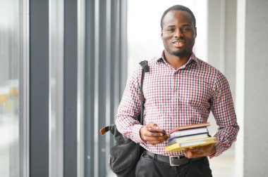 Siyahi öğrenci üniversite sınıfında ve bir şeyler düşünüyor..