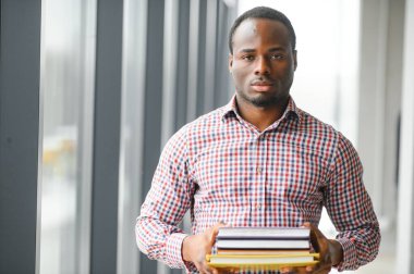 Siyahi öğrenci üniversite sınıfında ve bir şeyler düşünüyor..