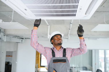 Mutlu genç Afrika erkek teknisyen Klima tamiri.