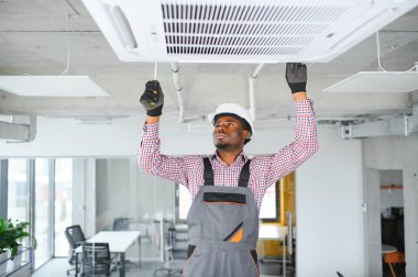 Mutlu genç Afrika erkek teknisyen Klima tamiri.