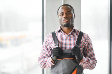 Yakışıklı Afrikalı işçi ya da mühendis portresi..