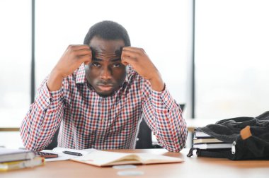 Sınıfta oturan Afrikalı öğrenci. Lisedeki derste erkek öğrenci.