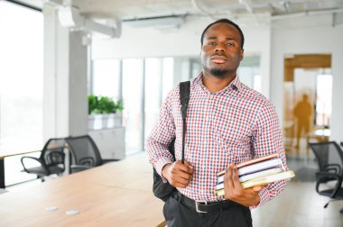 Siyahi öğrenci üniversite sınıfında ve bir şeyler düşünüyor..