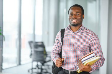 Üniversite kampüsündeki Afrikalı çocuğun portresi..