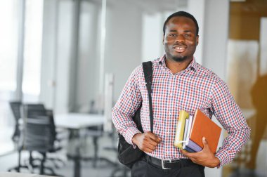 Siyahi öğrenci üniversite sınıfında ve bir şeyler düşünüyor..