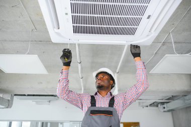 mutlu erkek teknisyen Klima tamiri.