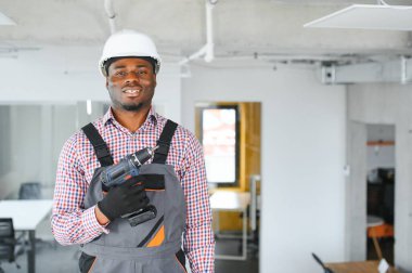 Mutlu genç Afrika erkek teknisyen Klima tamiri.