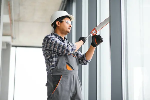 Workman Secara Keseluruhan Memasang Atau Menyesuaikan Jendela Plastik — Stok Foto