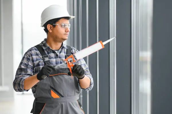 Workman Secara Keseluruhan Memasang Atau Menyesuaikan Jendela Plastik — Stok Foto