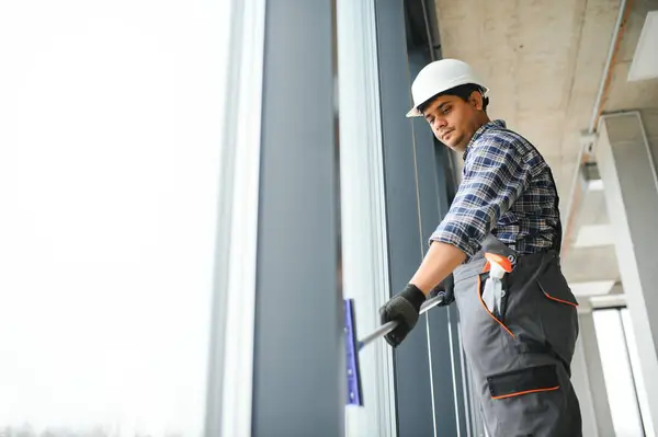 Petugas Kebersihan Pria Membersihkan Jendela Kantor — Stok Foto
