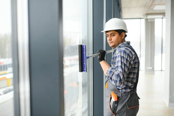 Pekerja Jasa Pembersihan Profesional Laki Laki Secara Keseluruhan Membersihkan Jendela — Stok Foto