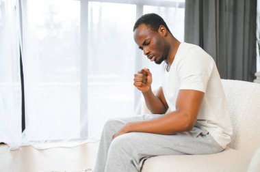Boğazı ağrıyan hasta Afrikalı adam soğuk algınlığı, grip, alerji yüzünden boğaz ağrısı çeken hasta zenci portresi..