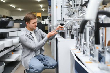 Adam hijyenik eşya dükkanından ürün seçiyor..