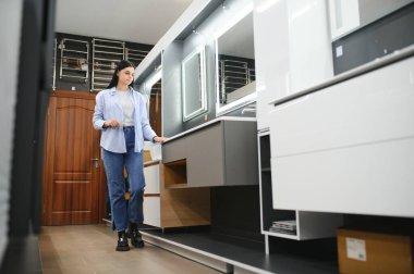 Kadın evden bir ayna seçiyor..