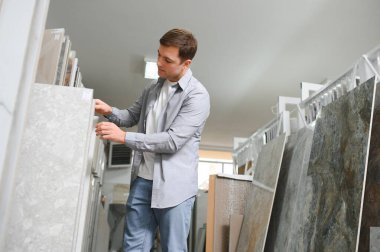 Adam duvar karoları tuvalet sırası süpermarkette yapı malzemeleri seçer.