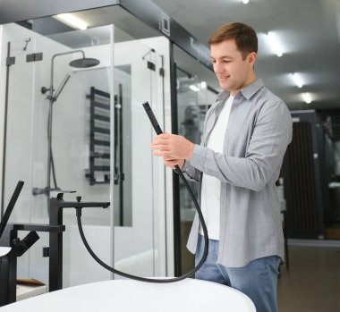 Genç adam banyo ve lavabo seçiyor..