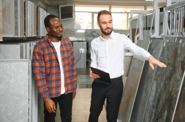 Markette fayans seçen Afrikalı genç bir adam..