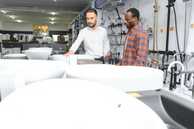 Dükkanda satıcı ile Afrikalı müşteri var..