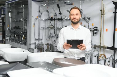 Musluk satan genç bir adamın portresi..