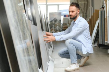 Markette fayans seçen genç bir adam