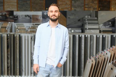 Markette fayans seçen genç bir adam