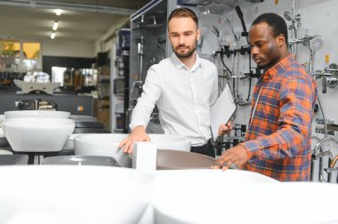 İnşaat pazarında banyolarına lavabo arayan Afrikalı bir adam..