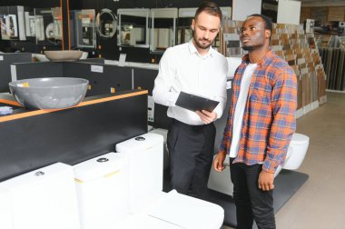 İnşaat pazarında banyolarına lavabo arayan Afrikalı bir adam..