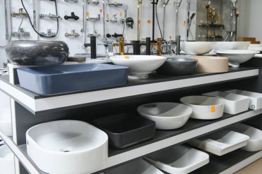 Hırdavatçıdaki tuvalet aksesuarları..