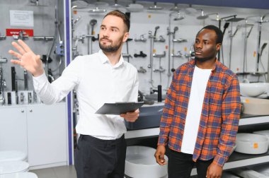 Markette fayans seçen Afrikalı genç bir adam..