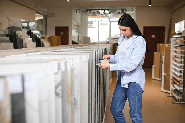 Pelanggan Perempuan Memilih Ubin Keramik Dapur Toko — Stok Foto