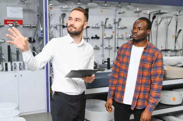 Markette fayans seçen Afrikalı genç bir adam..