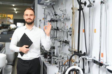 Musluk satan genç bir adamın portresi..