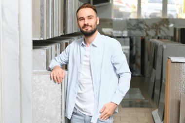 Adam ev banyosu için seramik fayans ve kap kacak seçiyor..