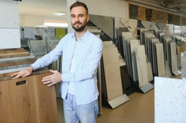 Erkek mağazadaki döşeme kaplamasını seçer.