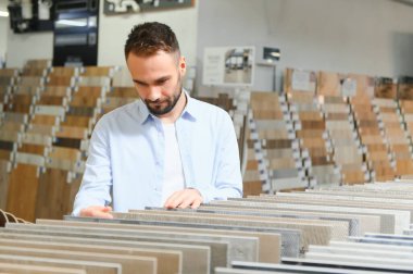 Markette fayans seçen genç bir adam