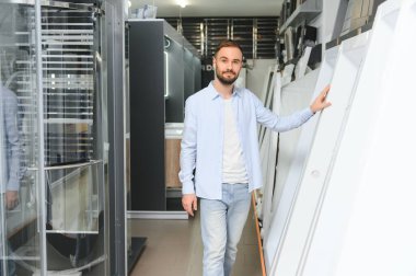 Banyo seçiyorum. Ev için malzeme deposunda bir adam..