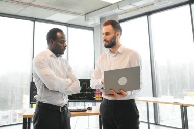 İki farklı kripto tüccarı borsa yatırımcıları borsa yatırımcılarını tartışıyor ticaret grafikleri araştırmaları bilgisayar kullanılarak ekran analizi, yatırım stratejisi, finansal riskler.