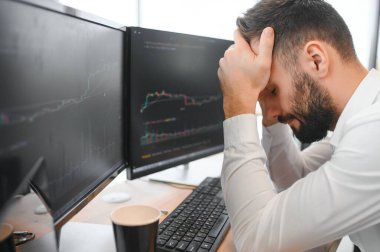 Stresli iş adamı kripto borsacı yatırımcı borsa kripto ticaret kripto verileri azalan zarar, kriz, durgunluk, enflasyon para kaybetme konusunda umutsuz.